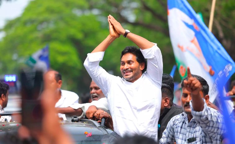 గోదావరి గుండెలోకి జగన్ తిరిగి అడుగుపెడుతున్నారు. భీమవరం ఆక్వా రైతుల సమస్యలతో  ప్రత్యక్ష పోరాటం!
